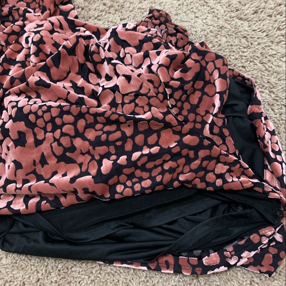 NWT Velvet Leopard Romper w/ Flutter Sleeves Sz LG - Picture 8 of 11